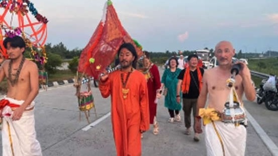 From Tokyo salons to saffron robes: Japanese tycoon’s turns Shiva devotee, joins Kanwar Yatra