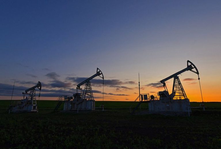 Oil prices dip to settle at 3-week low on US and China economic concerns