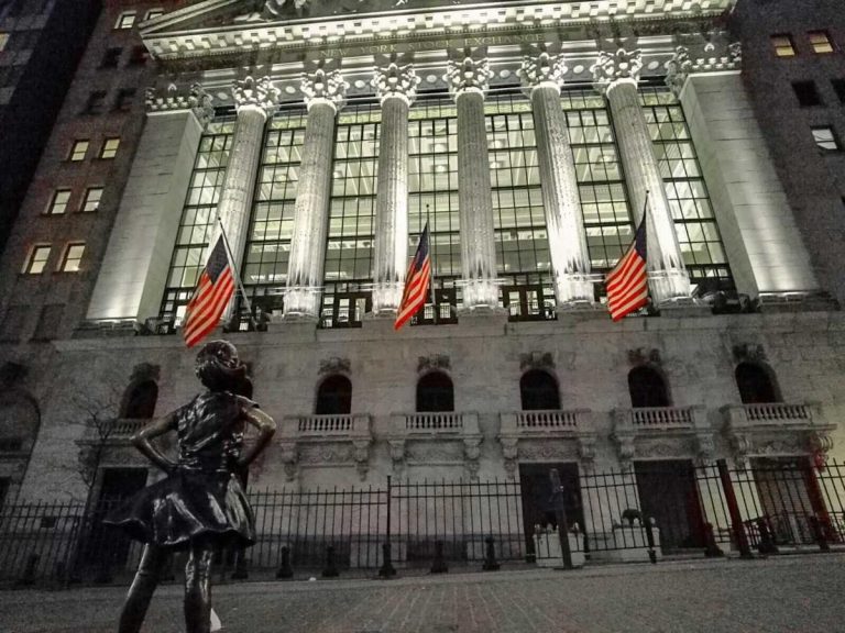 Stocks Finish Slightly Lower on Mixed Earnings Results