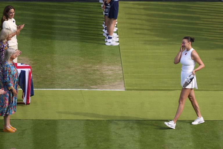 Anisimova ‘frozen by nerves’ in historic Wimbledon final rout