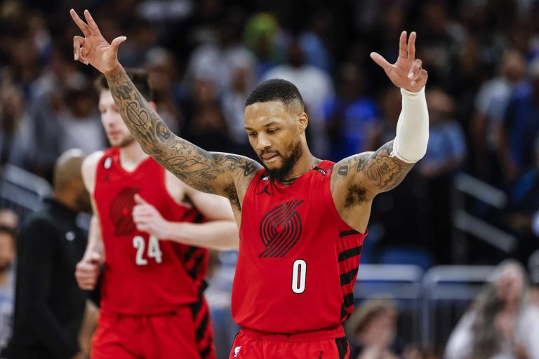 Damian Lillard returns to the Trail Blazers on a 3-year deal