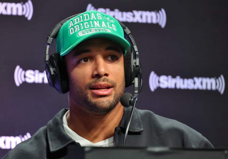Austin Ekeler Shows Off Impressive Strength