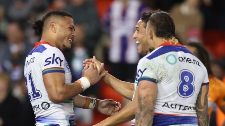 Warriors break Knights hearts with stunning try in chaotic finish, Doueihi field goal lifts Tigers over Titans