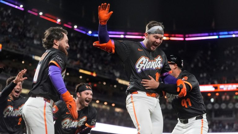 Bailey’s walk-off, inside-the-park homer lifts Giants past Phillies