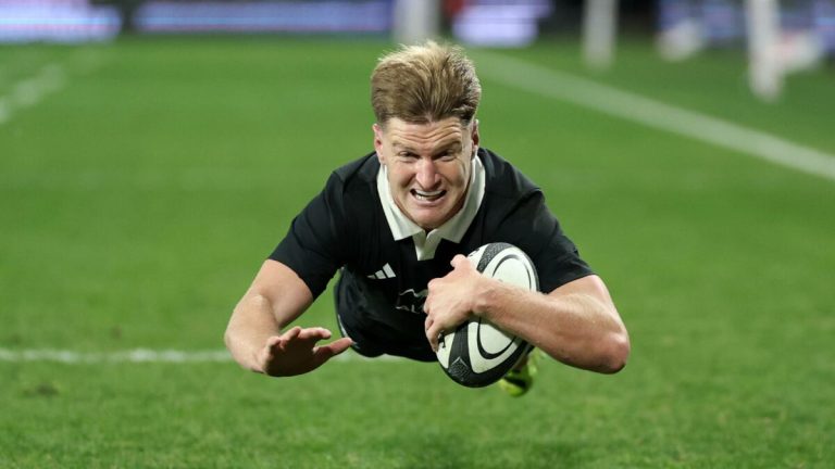 C’est Magnifique! All Blacks hang on to beat brave French in epic Test