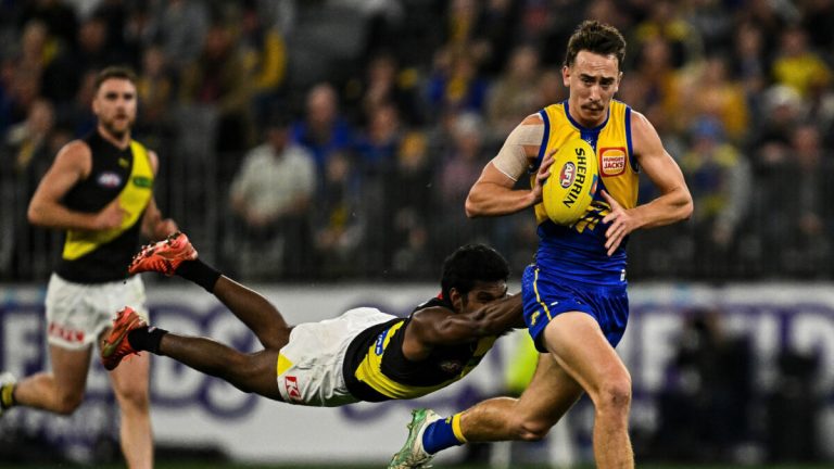 Footy Fix: Desperate, diligent and dangerously fast