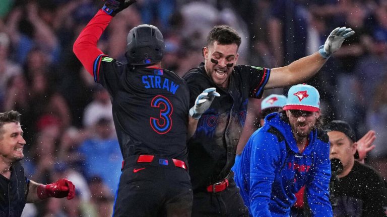 Blue Jays extend win streak, AL East lead in wild walk-off win