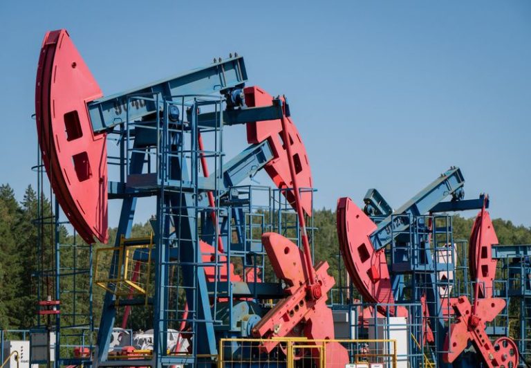 Oil steadies as mixed US economic and tariff news offset new Russia sanctions