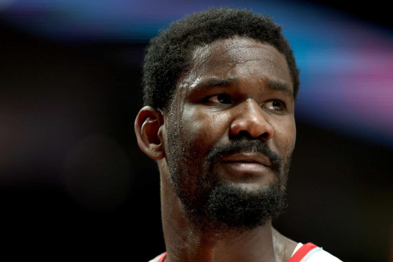 Analyst Gives Harsh Thoughts On Deandre Ayton Joining Lakers