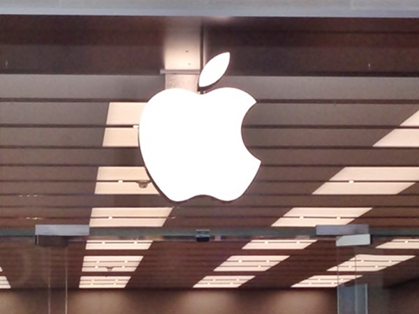 Apple (AAPL) Stock Upgraded to ‘Hold’ by Jefferies — But Analysts Still Cautious on AI