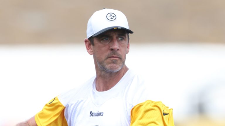 Insider offers big update on how Steelers players feel about Aaron Rodgers