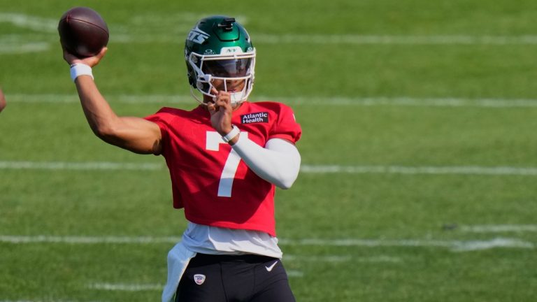 Report: Jets QB Justin Fields carted from practice with apparent leg injury