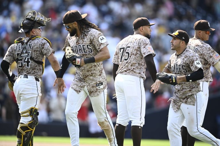 Padres look to stay hot in opener vs. Diamondbacks