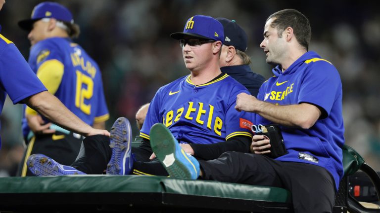 Mariners reliever Trent Thornton carted off field after injury