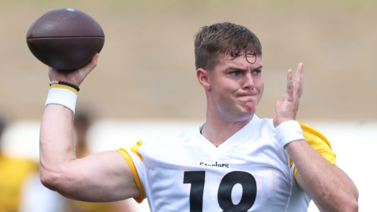 Steelers rookie QB suffers injury at unfortunate time